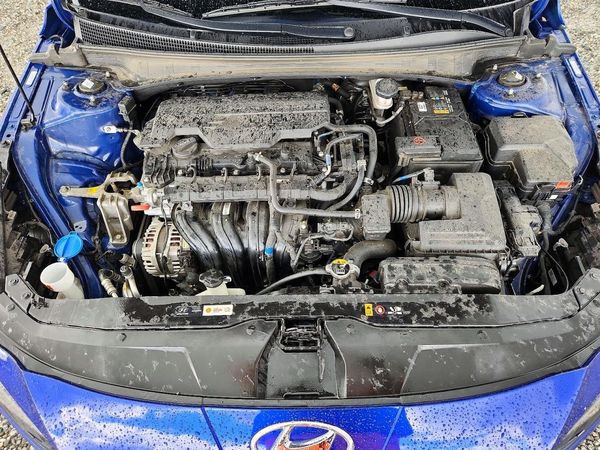 2023 HYUNDAI ELANTRA SE — Engine bay