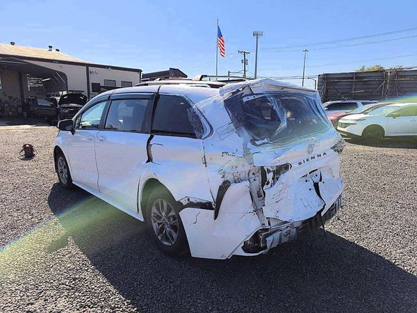 2025 TOYOTA SIENNA LE