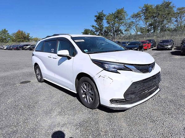 2025 TOYOTA SIENNA LE