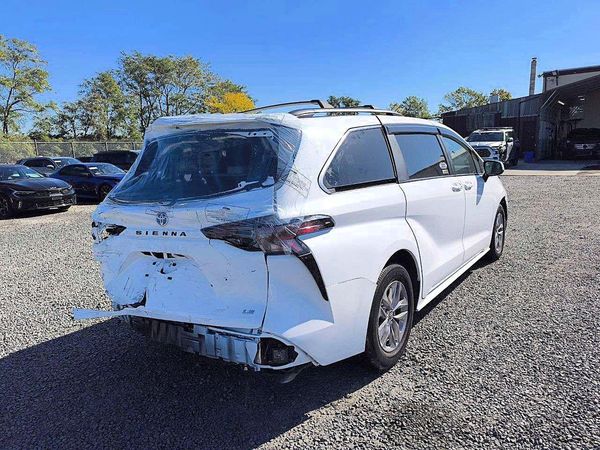 2025 TOYOTA SIENNA LE