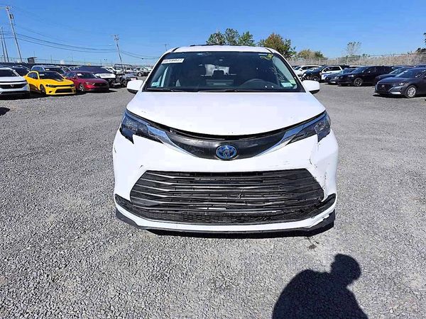 2025 TOYOTA SIENNA LE