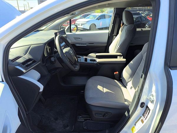2025 TOYOTA SIENNA LE