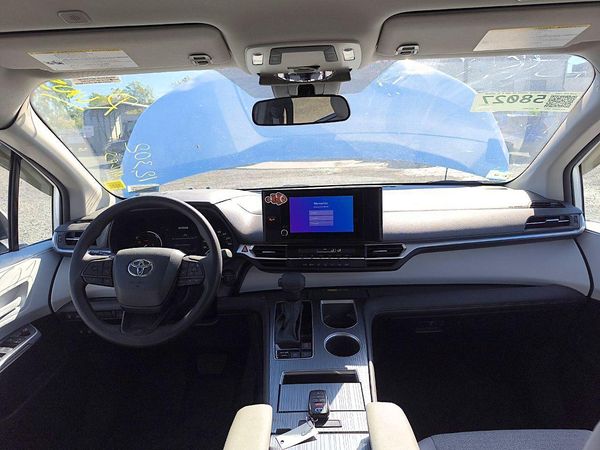 2025 TOYOTA SIENNA LE
