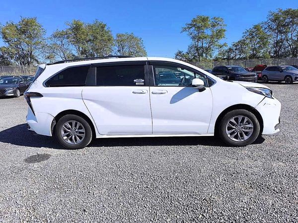2025 TOYOTA SIENNA LE