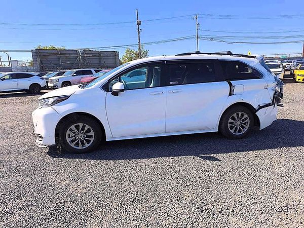 2025 TOYOTA SIENNA LE