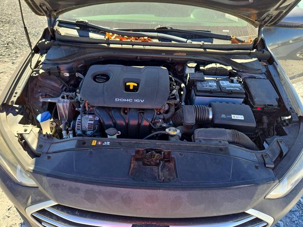2018 HYUNDAI ELANTRA SE — Engine bay