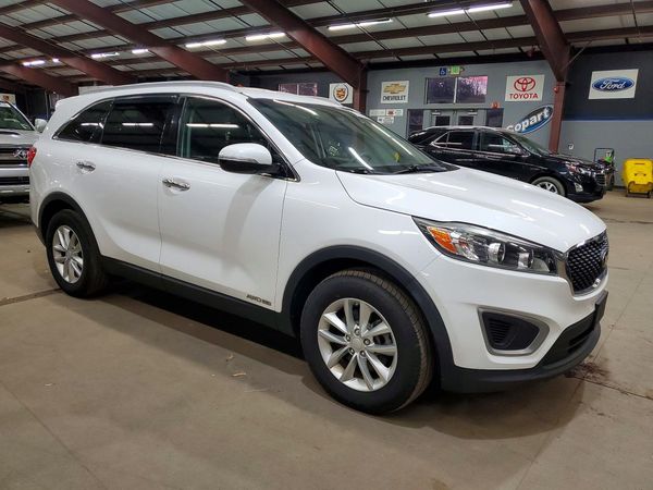 2016 KIA SORENTO L / LX — Passenger 3/4