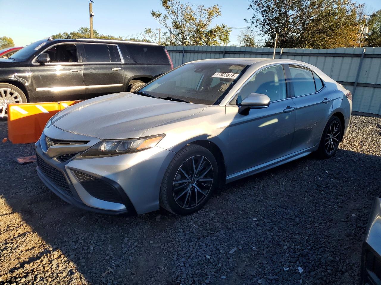 2021 TOYOTA CAMRY SE + Convenient Pkg — Front 3/4