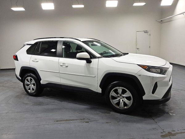 2021 TOYOTA RAV4 LE — Passenger 3/4