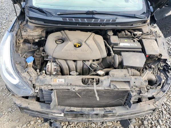 2016 HYUNDAI ELANTRA — Engine bay