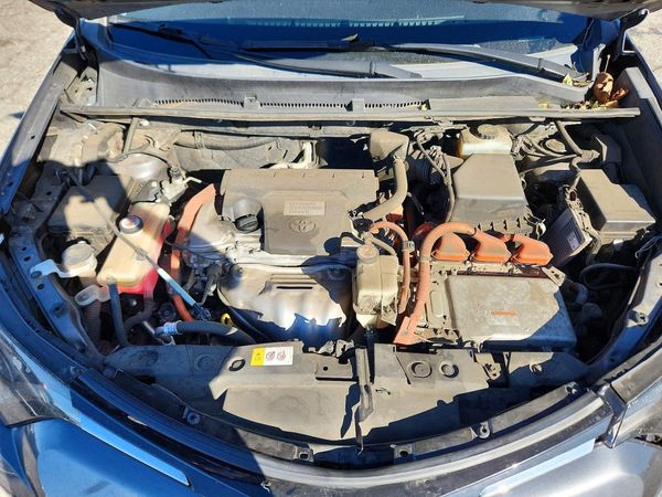2017 TOYOTA RAV4 LE/XLE Hybrid — Engine bay