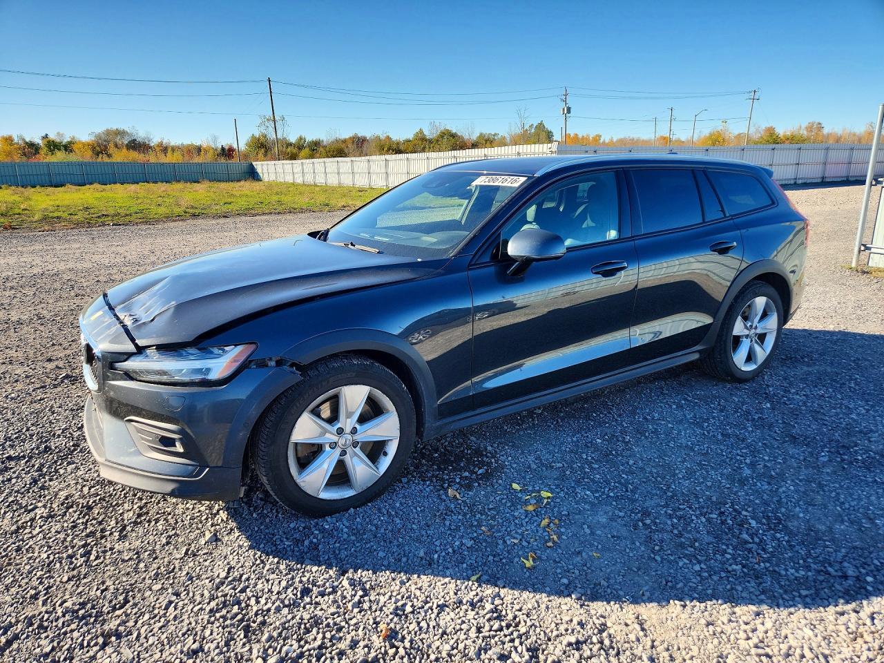 2019 VOLVO V60 CROSS COUNTRY Momentum — Front 3/4