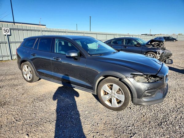 2019 VOLVO V60 CROSS COUNTRY Momentum — Passenger 3/4