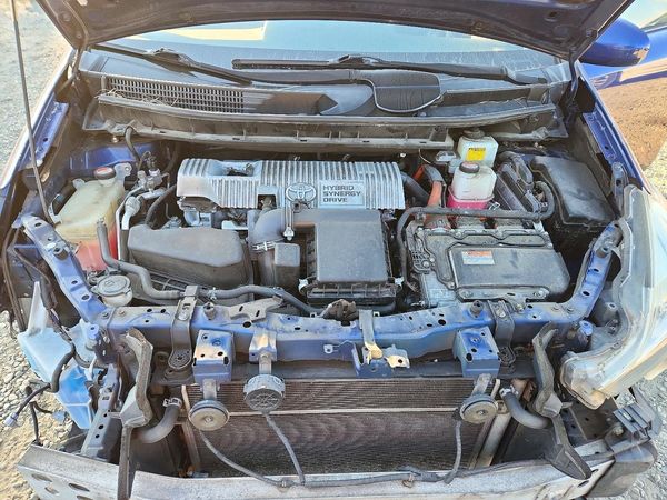 2015 TOYOTA PRIUS — Engine bay