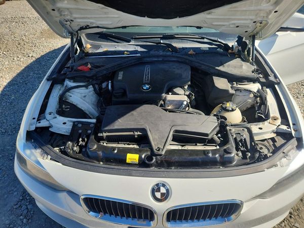 2015 BMW 320 xDrive SA — Engine bay