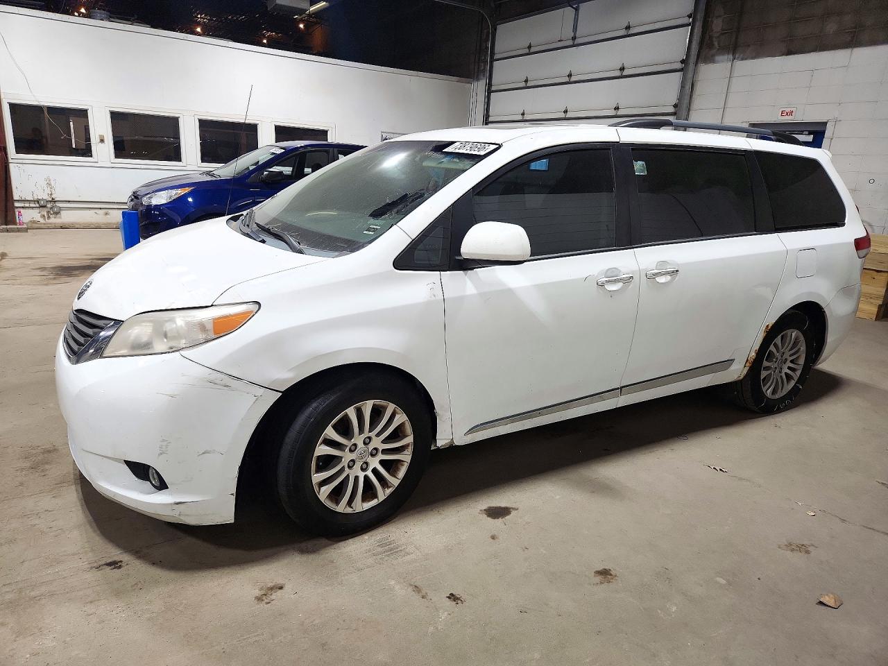 2013 TOYOTA SIENNA — Front 3/4