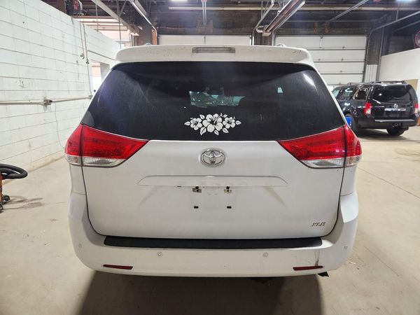 2013 TOYOTA SIENNA — DIRR