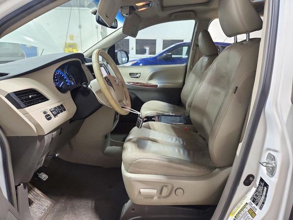 2013 TOYOTA SIENNA — DENT