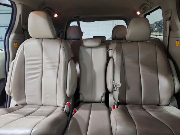 2013 TOYOTA SIENNA — SUVN