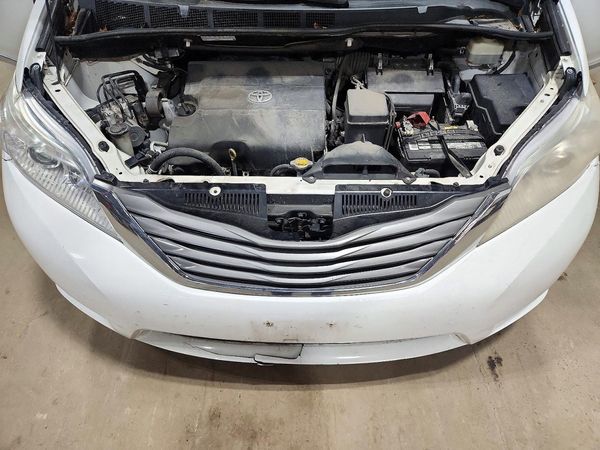 2013 TOYOTA SIENNA — Engine bay