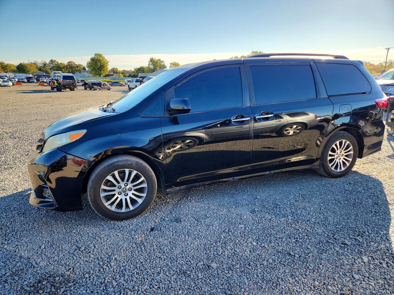 2019 TOYOTA SIENNA — Front 3/4