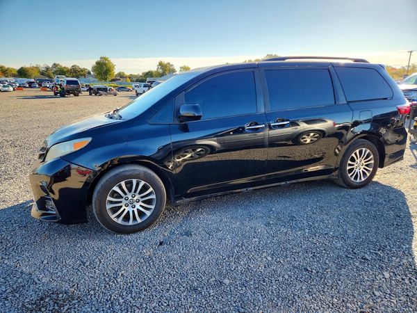 2019 TOYOTA SIENNA — Front 3/4