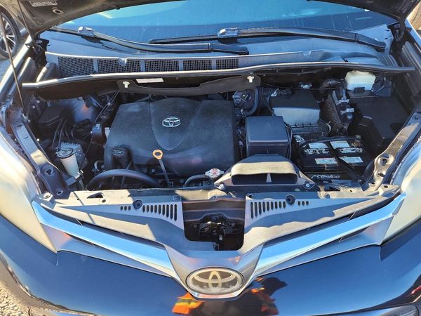 2019 TOYOTA SIENNA — Engine bay