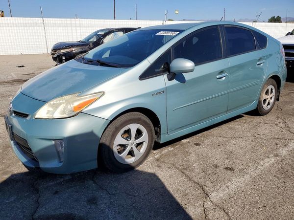 2014 TOYOTA PRIUS — Front 3/4
