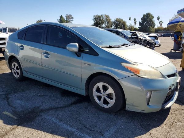 2014 TOYOTA PRIUS — Passenger 3/4