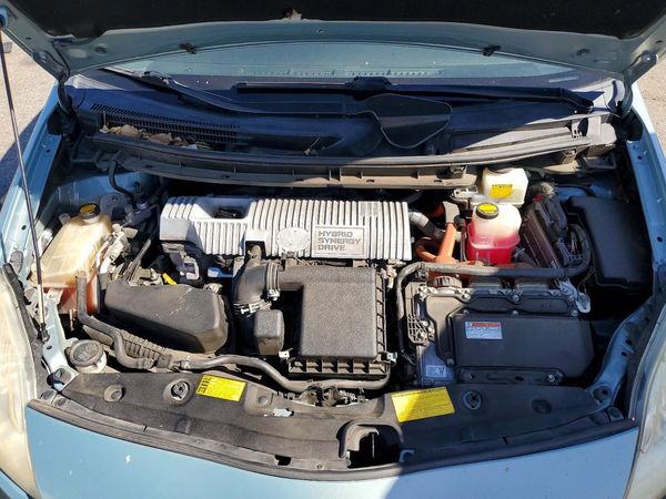 2014 TOYOTA PRIUS — Engine bay
