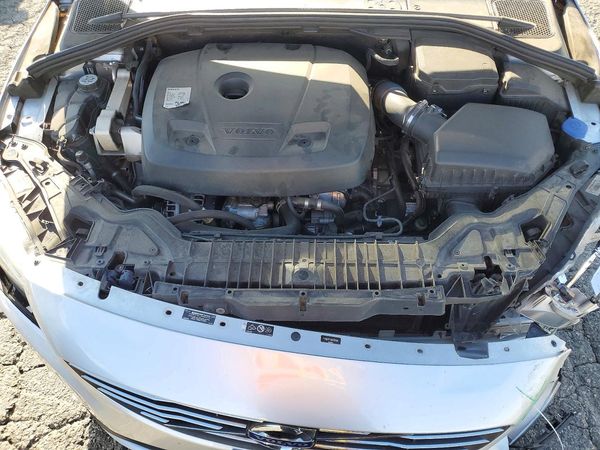 2016 VOLVO S60 SV33 Premier — Engine bay