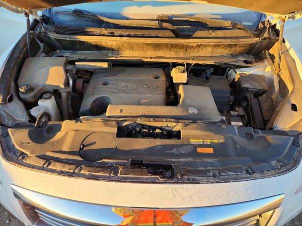 2013 INFINITI JX35 — Engine bay