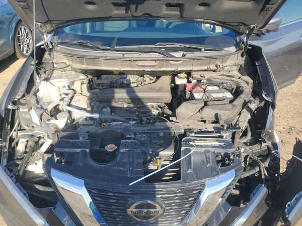 2018 NISSAN ROGUE — Engine bay