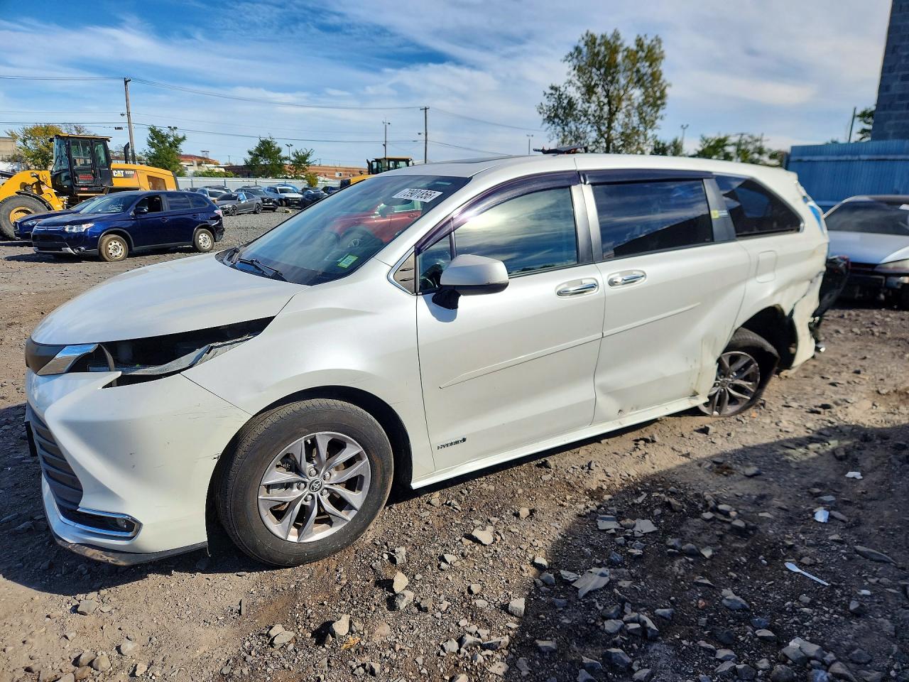 2021 TOYOTA SIENNA XLE — Front 3/4