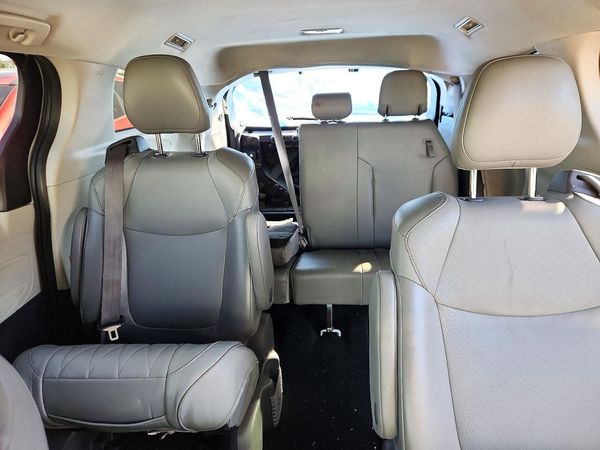 2021 TOYOTA SIENNA XLE — SUVN