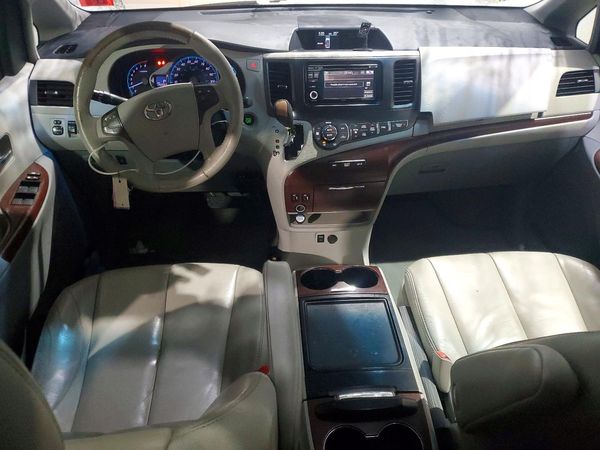 2014 TOYOTA SIENNA