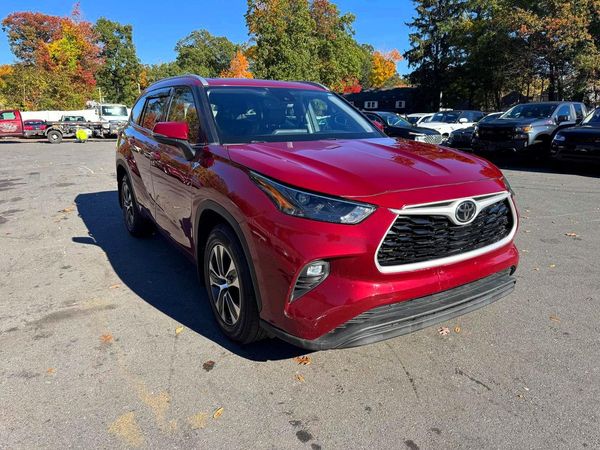 2022 TOYOTA HIGHLANDER XLE