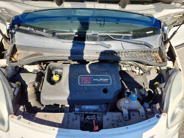 2015 FIAT 500 TREKKING — Engine bay