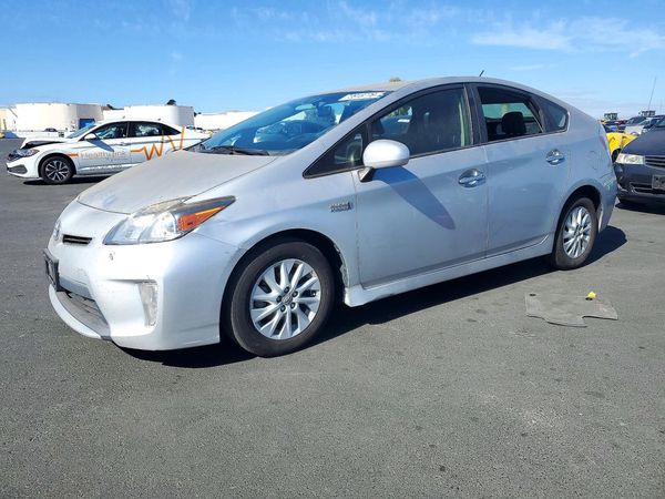 2014 TOYOTA PRIUS — Front 3/4