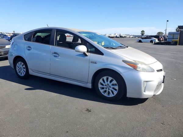 2014 TOYOTA PRIUS — Passenger 3/4