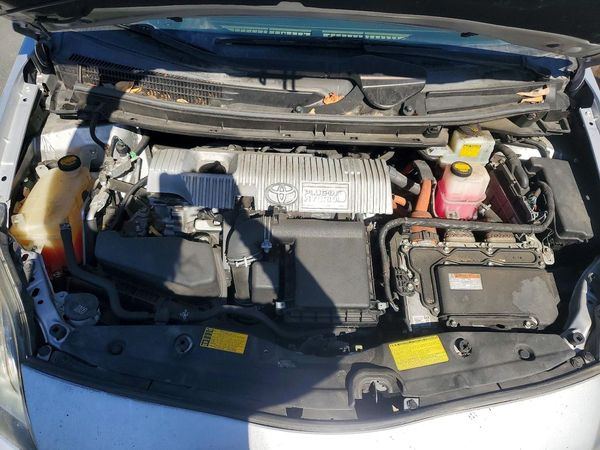 2014 TOYOTA PRIUS — Engine bay