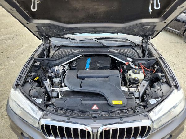 2016 BMW X5 xDrive40e — Engine bay