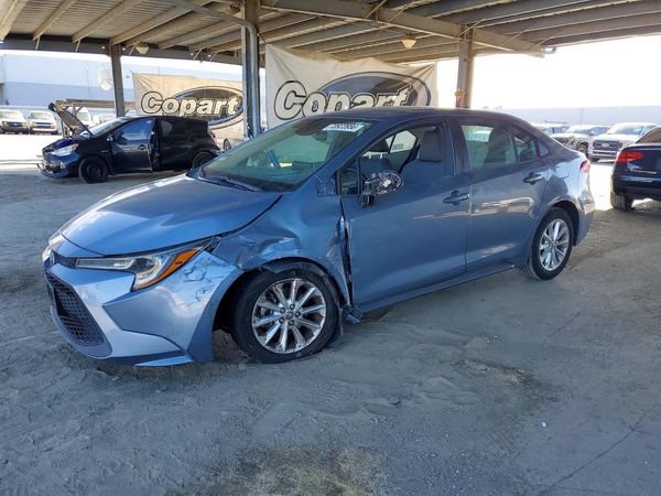 2020 TOYOTA COROLLA LE w/Premium pkg2 — Front 3/4