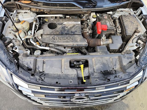 2025 NISSAN ROGUE SV — Engine bay