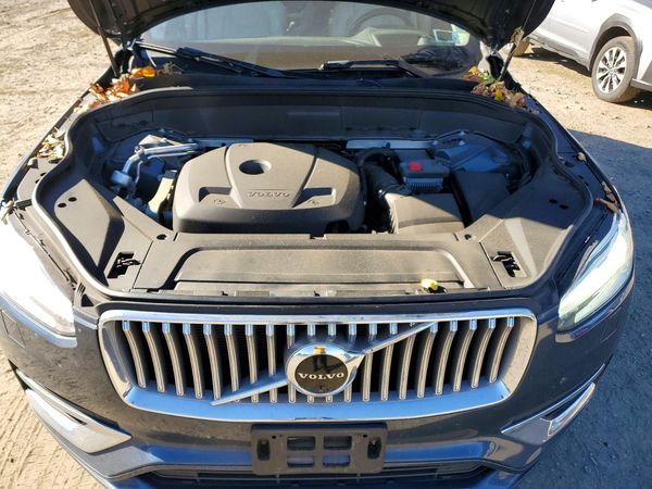 2022 VOLVO XC90 Inscription — Engine bay
