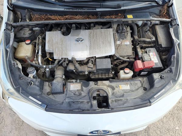 2016 TOYOTA PRIUS — Engine bay