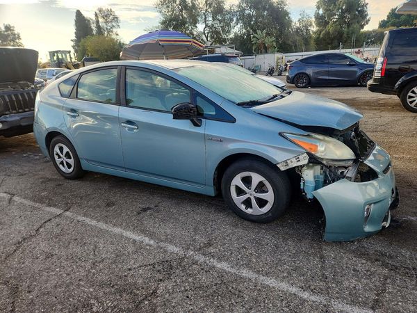 2013 TOYOTA PRIUS — Passenger 3/4