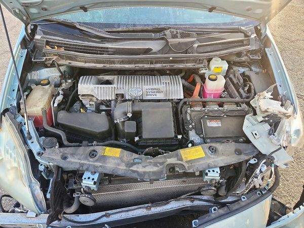 2013 TOYOTA PRIUS — Engine bay
