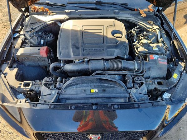 2018 JAGUAR XE Prestige — Engine bay