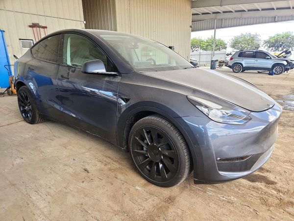 2022 TESLA MODEL Y — Passenger 3/4